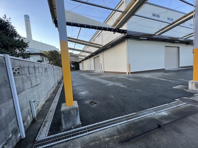 電動シャッター4基あります。