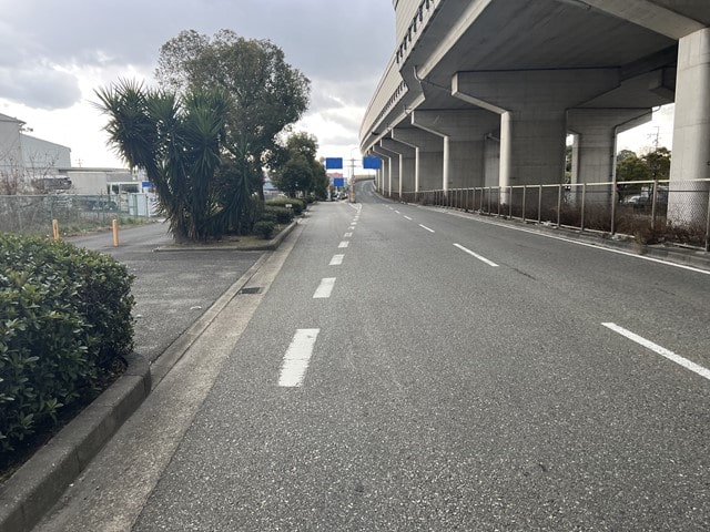 幹線道路沿いにあります。