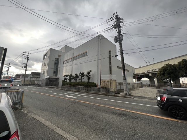 物件裏側に正面玄関があります。