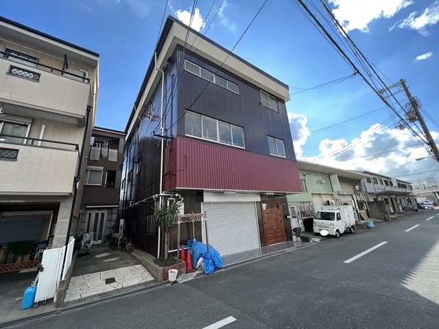 近隣に民家があります。