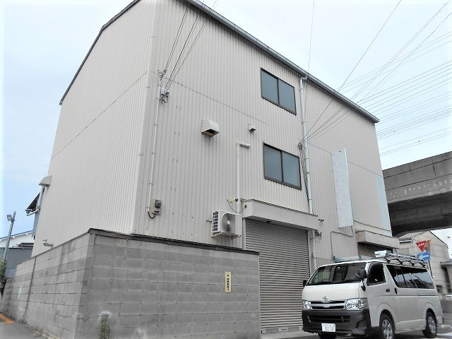 3階建の倉庫兼事務所です。