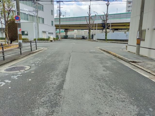 前面道路は少し広めです。