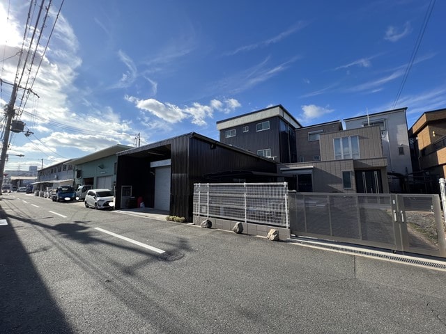 1階・2階の荷物用リフトあります。
