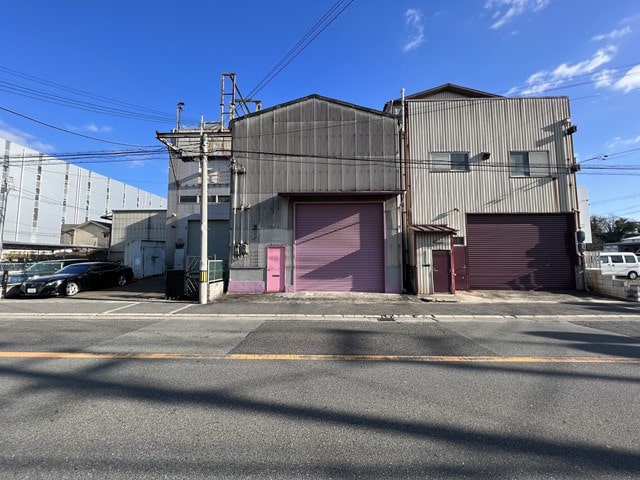 一部屋根・壁に破損個所あります。