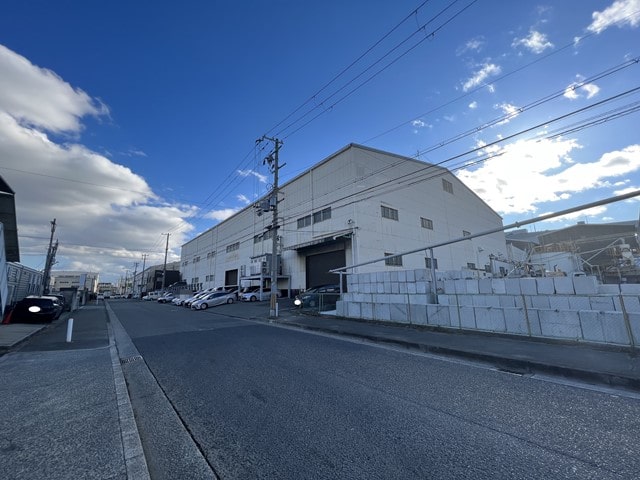 約1000坪の平屋建て倉庫・工場です。