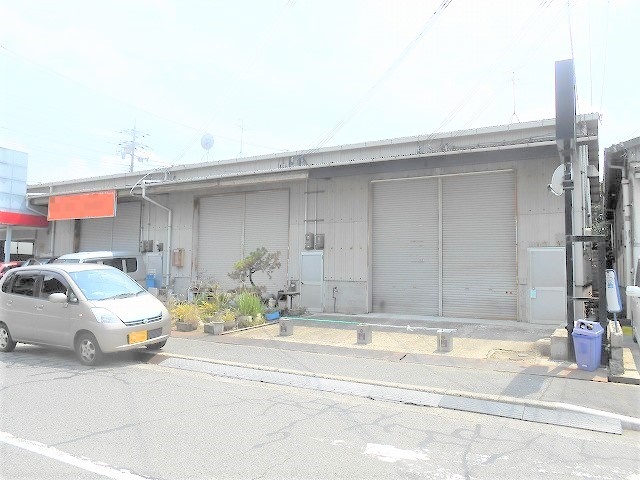 前面空地に駐車可能です。