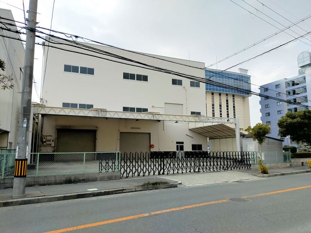 間口が２ヵ所あるので荷物の入出庫しやすいですよ。