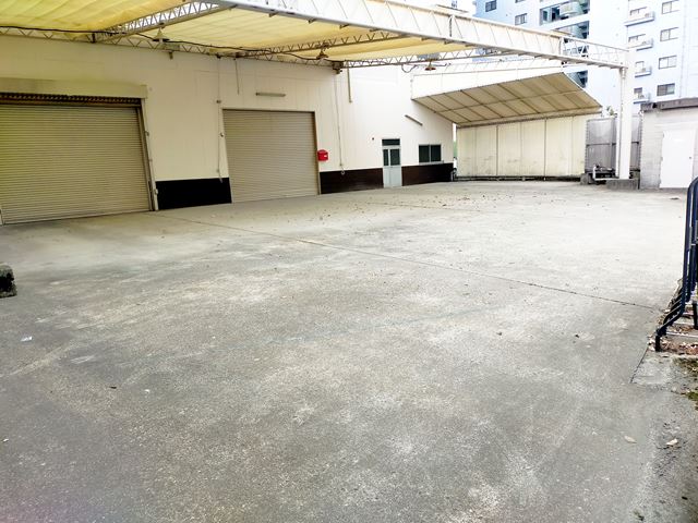 前面空地は広めで荷捌き場や駐車場に困りません。