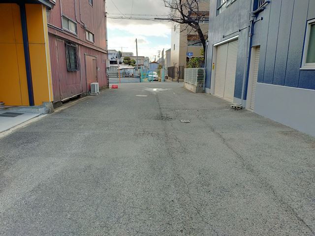 歩いてすぐにコンビニがあります。