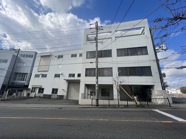 荷物用リフト1基あります。