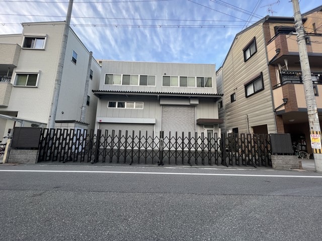 大きい方のシャッターが2階部分まで開きます。