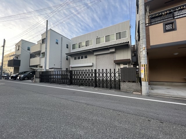 近隣にマンションや民家があります。