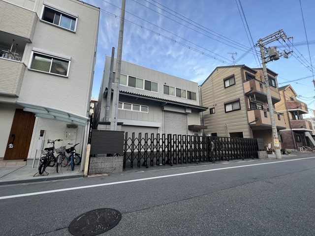 物件は3階建です。