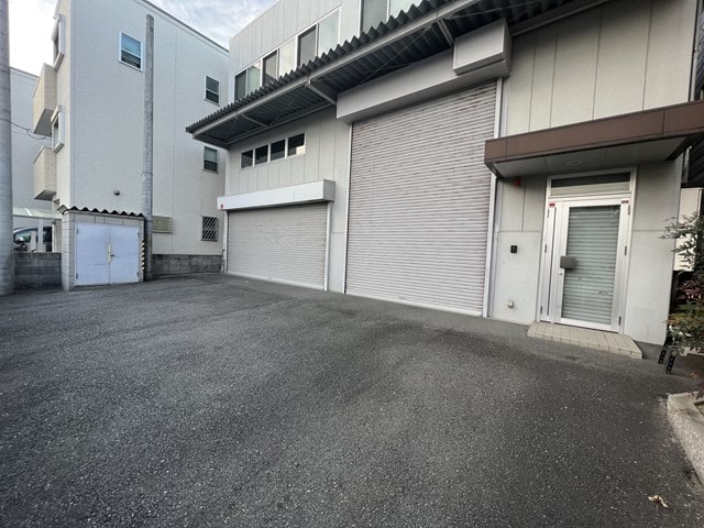 敷地内に2ｔ車のトラックは駐車可能です。