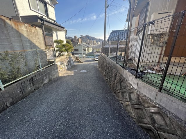 ワンボックス車の通行がギリギリです。