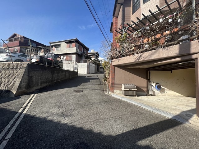 近隣に民家があります。