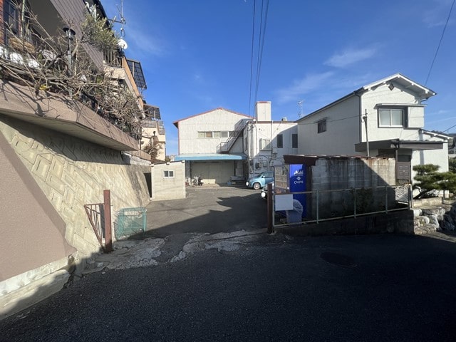 物件は傾斜地にあります。