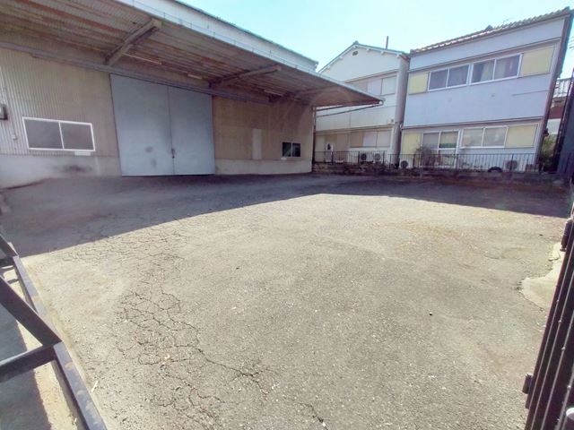 前面空地は駐車スペースや荷捌き場にもご活躍頂けます。