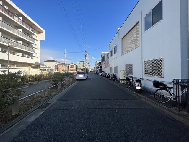 近隣にはマンションや団地があります。