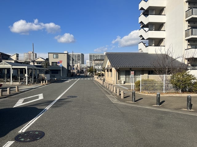 前面道路には大型車両の規制はありません。