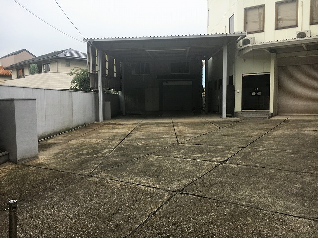 空地が広い倉庫です。