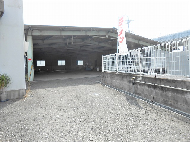 平家建の倉庫です。