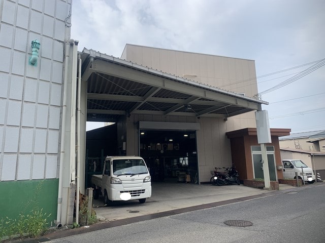 空地に屋根があります。