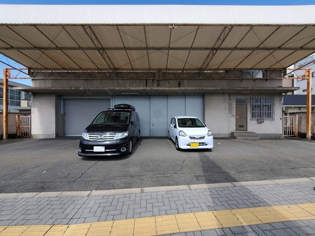 前面空地は荷解き場や、駐車スペースにも使えます。