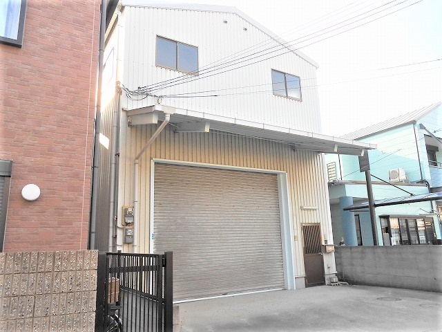 2階建の倉庫です。