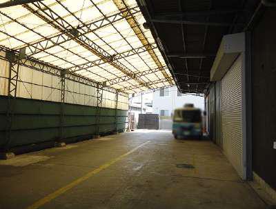 荷捌き場にテント屋根があります。