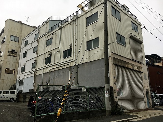 荷物用リフトあります。