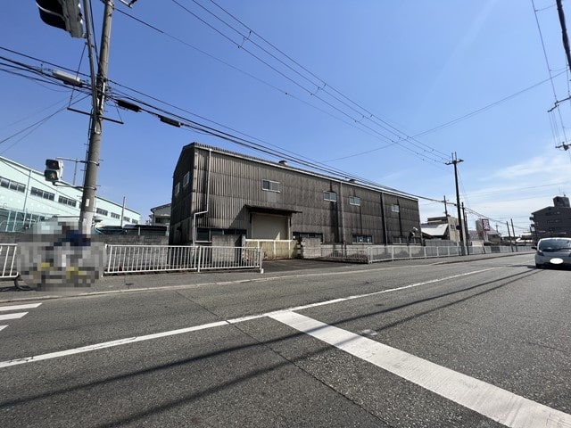 細長い倉庫になります。