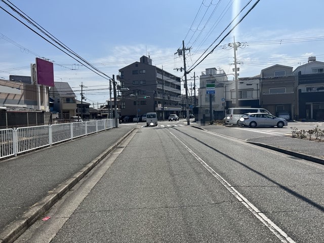 近隣コンビニエンスストアやドラックストアがあります。
