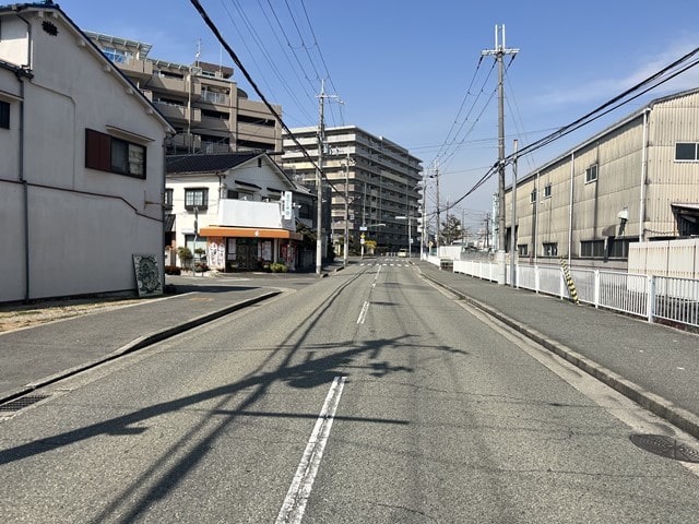 前面道路は大型車両通行可能です。