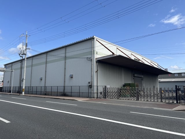 前面に庇付きです。