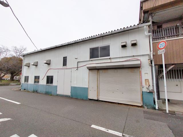 物件の裏側です。裏側は１階建になります。