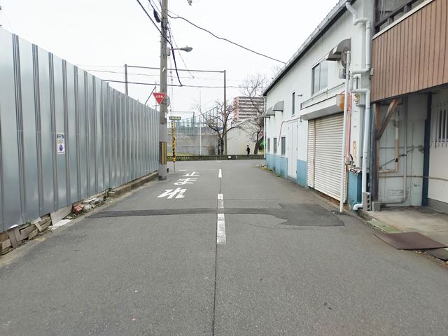 裏側の道路です。９時～１８時までは歩行者専用道路です。