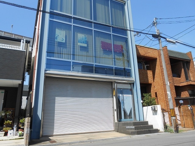 1階倉庫、2・3階事務所となります。