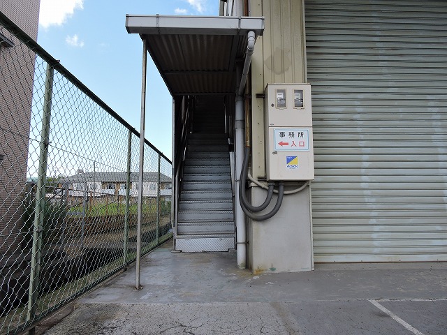 ２階に上がる階段は２か所あります。