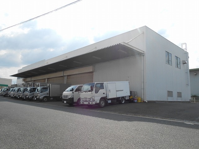 準工業地域、前面空地に駐車・荷下ろしスペースあります。