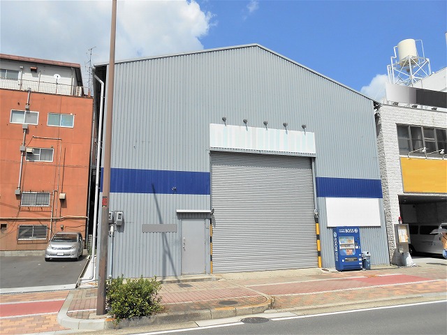 平家建の倉庫です。