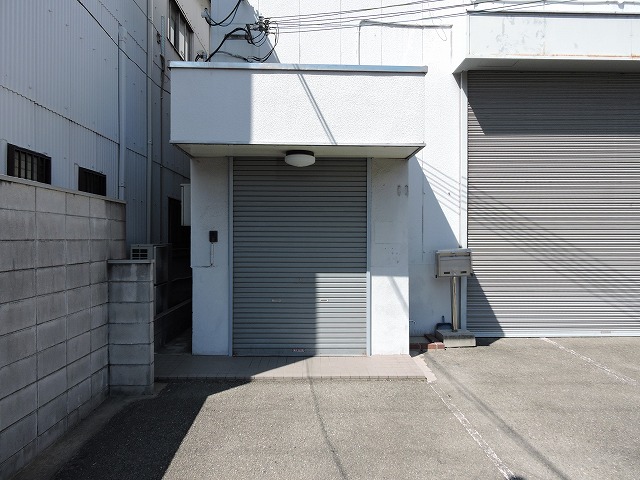 前面空地有ります。