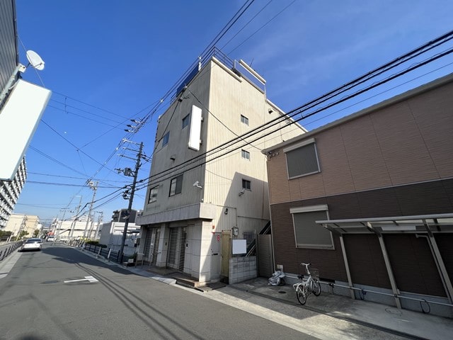 近隣に民家があります。