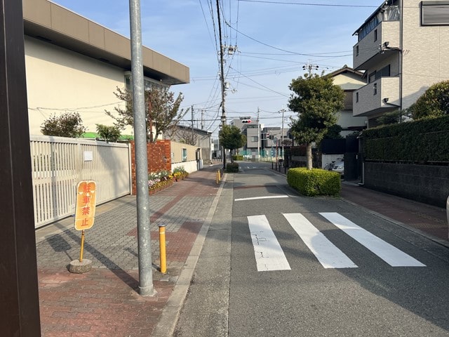 近隣に学校があります。