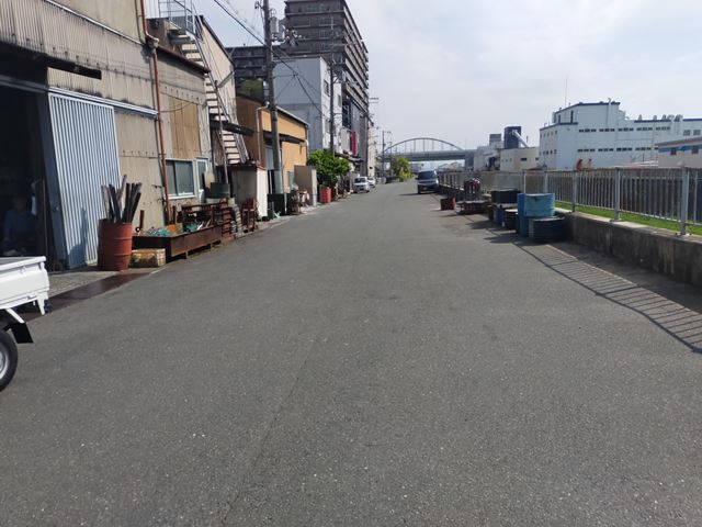 前面道路は広めです。