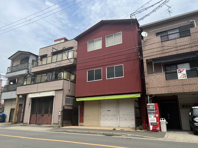 荷物用リフト1基あります。