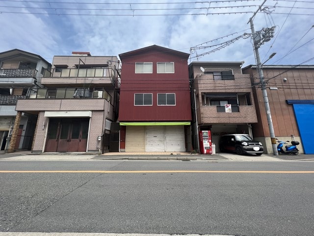 両隣は民家です。