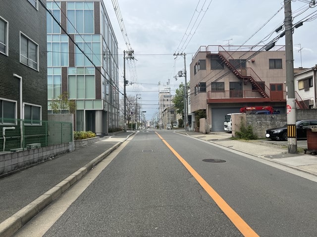 前面道路に大型車両規制はありません。