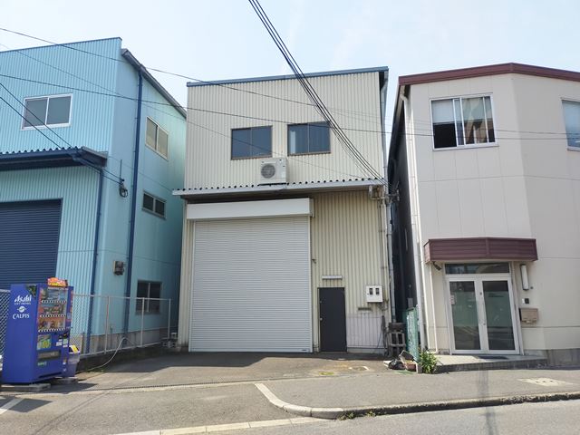 吹き抜けがあり２階への荷物の移動も簡単です。