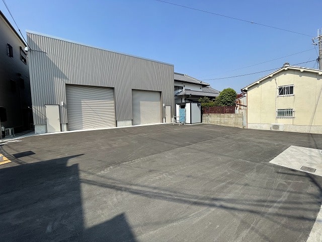 前面に空地有ります。
